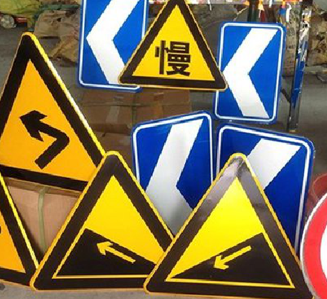 合川标识标牌中颜色的确定是很重要的。